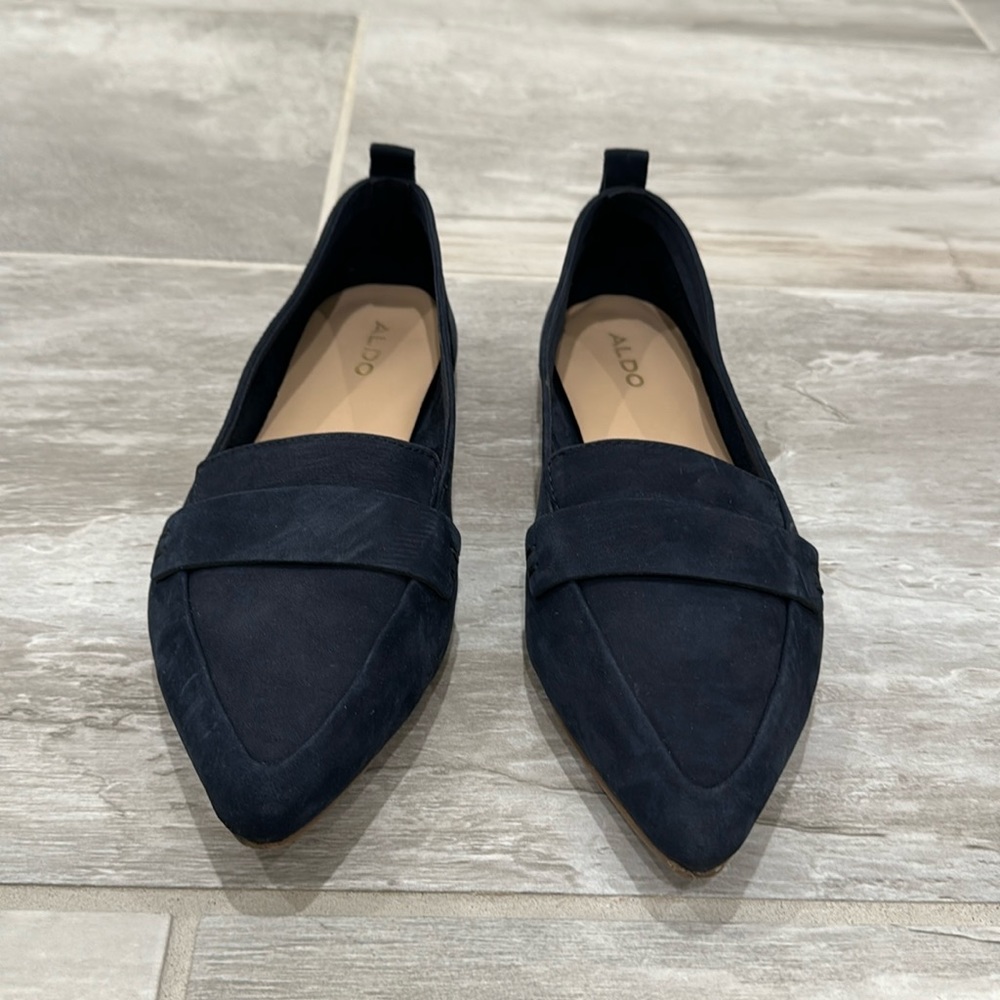 Pointed Toe, Flat Heel, Women’s Shoe. Navy Suede. Size 7.5. New with Box.